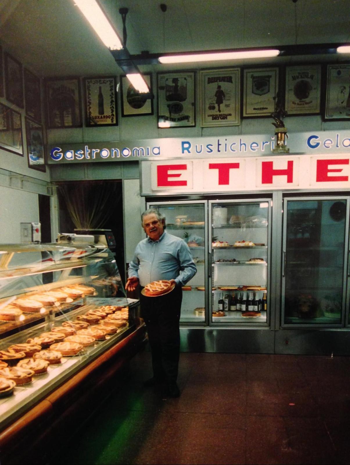 Domenico 'Mimmo' Catalano nella storica pasticceria Ethel
